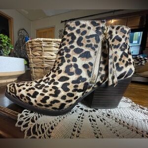 Sam Edelman Leopard Bootie. Calf‎ hair ankle boot Size 7.